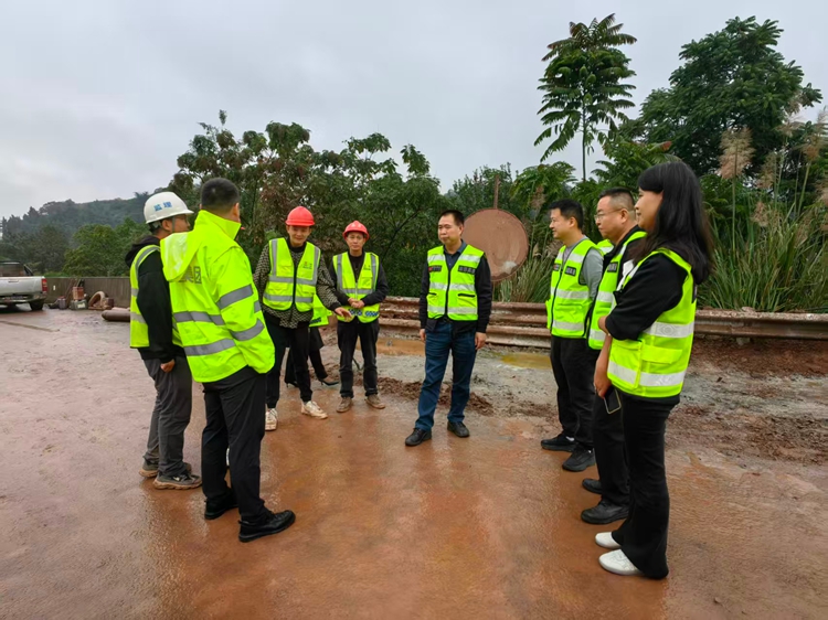 20251029川西公司党委书记、董事长刘小刚到渝蓉公司督导检查应急抢险及安全保畅工作2_副本.jpg
